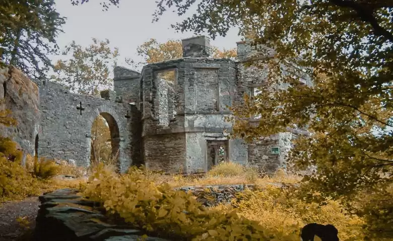 缩略图–Slide 1–青年旅游