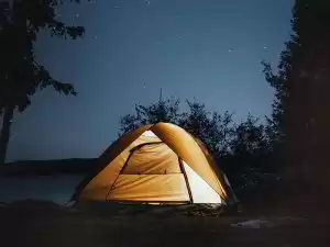 插图2–山区旅行–青年旅游