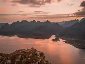 插图4–山区旅行–青年旅游