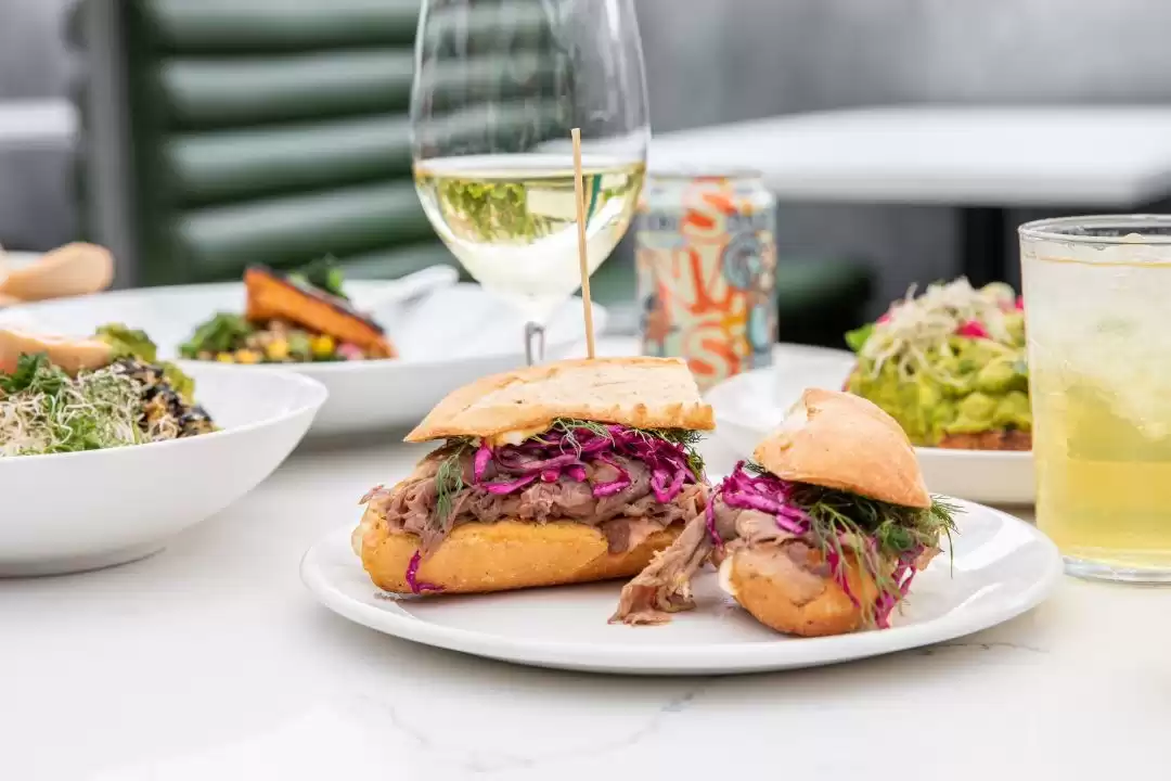 插图2–2025 年旅游业新篇章：酒店服务升级与美食文化融合–青年旅游